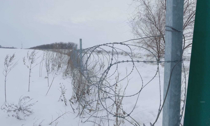 Hàng rào thép gai dài cả 100 km được dựng ở Đông Ukraine