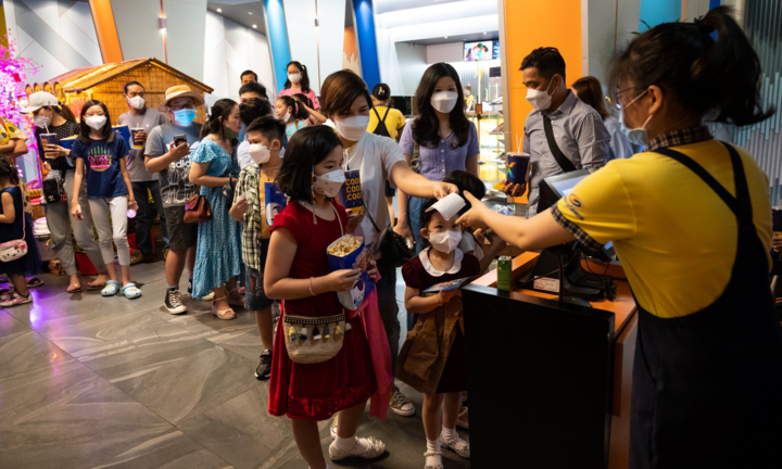 Người TP.HCM xếp hàng dài mua vé xem phim Tết