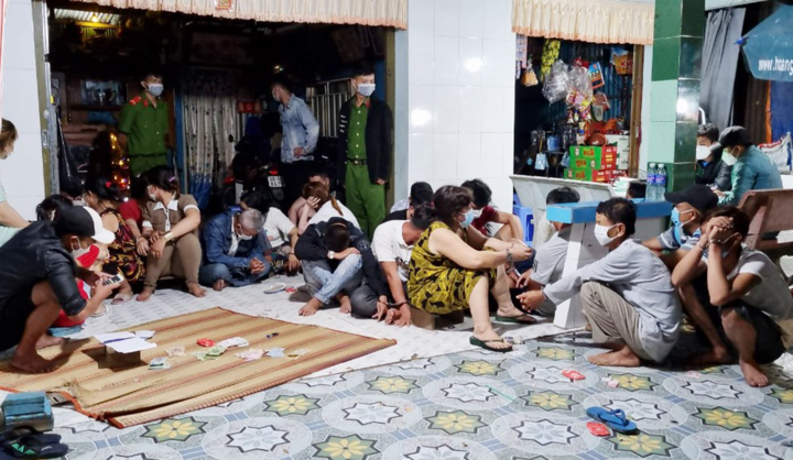 Nhóm đá gà chống đối cảnh sát