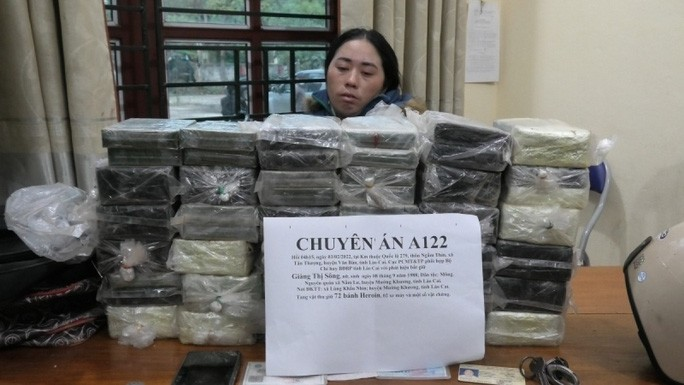 Bắt người phụ nữ đi xe máy chở 72 bánh heroin