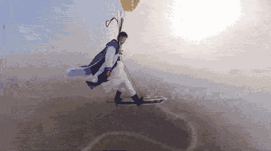 Video: Huấn luyện viên dù lượn 'cưỡi' kiếm bay lên trời