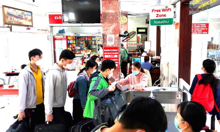 Người dân trở lại Đà Nẵng sau kỳ nghỉ Tết: Ga tàu tấp nập, bến xe vắng lặng