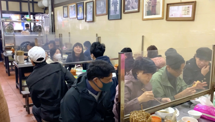 Hàng quán Hà Nội nhộn nhịp trở lại