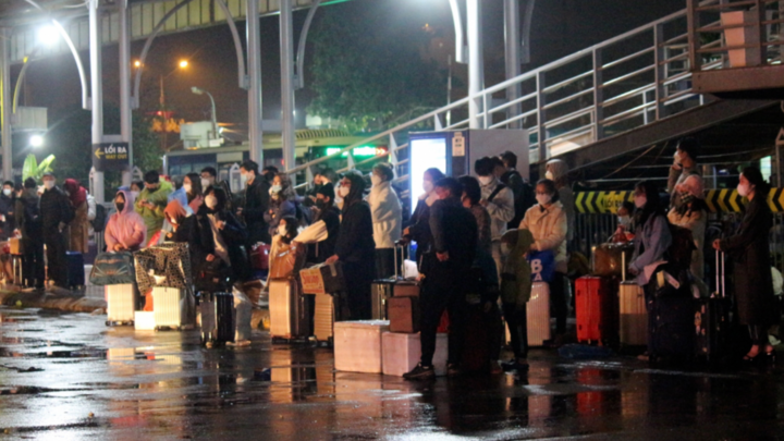 Video: Người miền Trung quay về Hà Nội từ mờ sáng sau kỳ nghỉ Tết