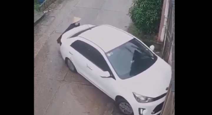 Chồng lái kém, vợ xắn tay đẩy ô tô vào nhà