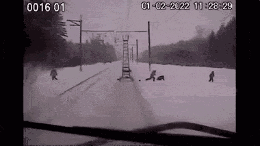 Video: Đoàn tàu lao tới, công nhân sửa chữa đường sắt chạy thoát thân