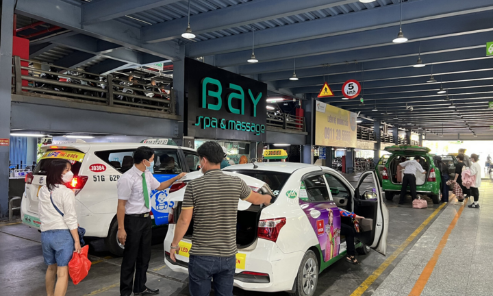 Ảnh: Sân bay Tân Sơn Nhất thông thoáng, không còn cảnh chen chúc đón taxi