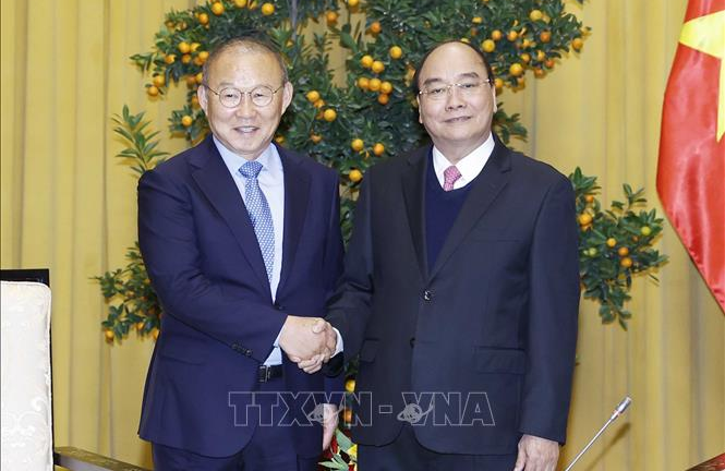 Chủ tịch nước Nguyễn Xuân Phúc tiếp HLV Park Hang Seo