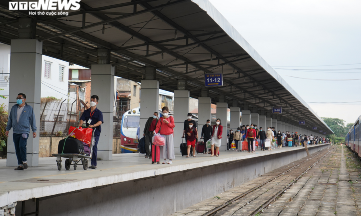 Ảnh: Ga Sài Gòn nhộn nhịp người dân trở lại thành phố sau Tết