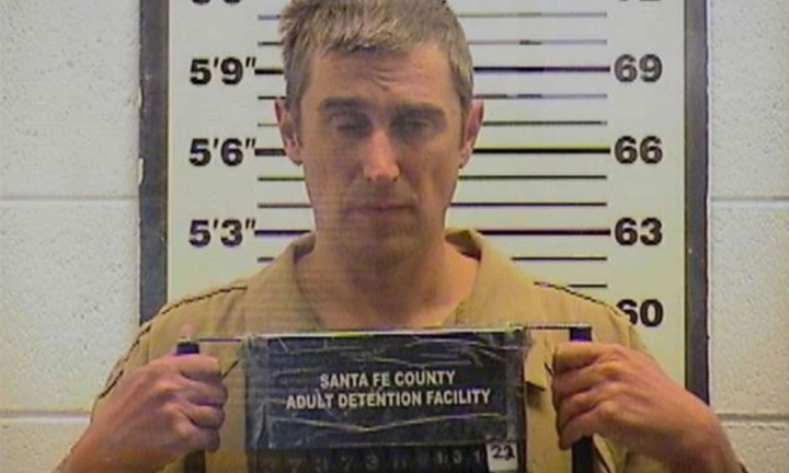 Mang súng xông vào nhà người khác ăn, tắm và để lại 200 USD