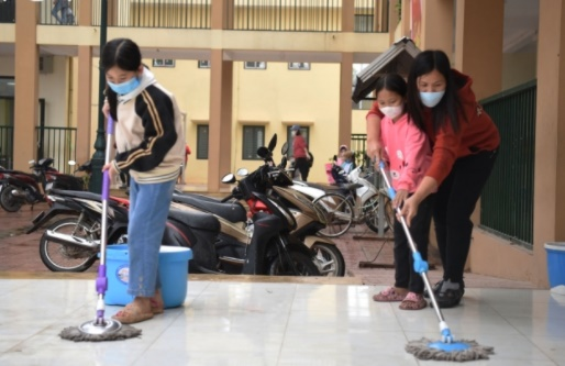Ảnh: Cô trò trường ngoại thành Hà Nội dọn dẹp trường lớp, chuẩn bị đón học sinh