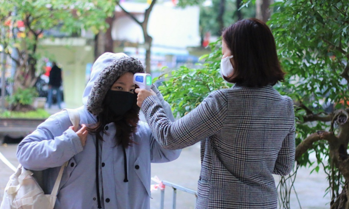 Học sinh Hà Nội làm quen cảnh 'vừa đến trường, lớp báo có F0'