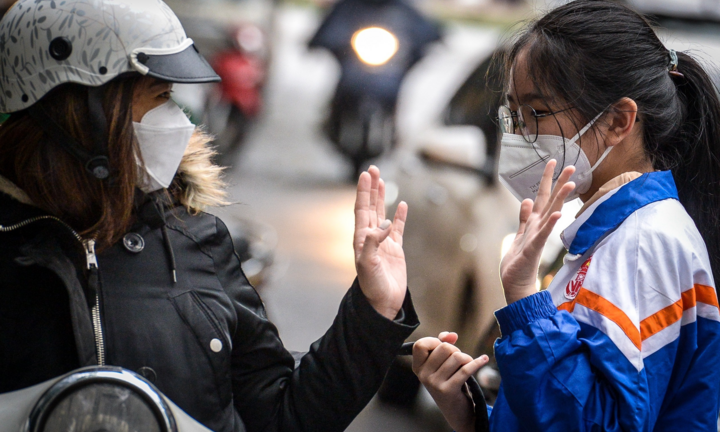 Học sinh đến trường học trực tiếp, phụ huynh nửa mừng nửa lo