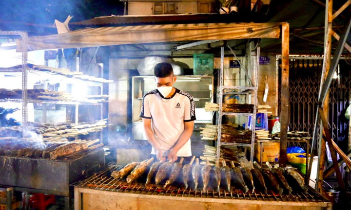 Một quán ăn ở TP.HCM xuyên đêm nướng 4.800 con cá lóc để bán ngày vía Thần Tài
