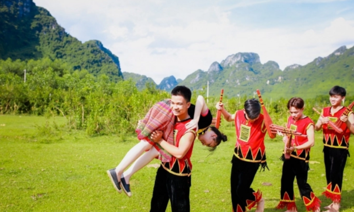 Phong tục yêu đương độc đáo ở Tây Bắc: Tục kéo vợ chưa lạ bằng vỗ mông, ngủ thăm