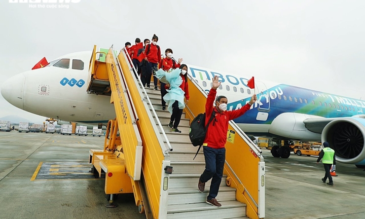 Video: Hình ảnh rạng ngời của đội tuyển nữ Việt Nam tại sân bay Nội Bài