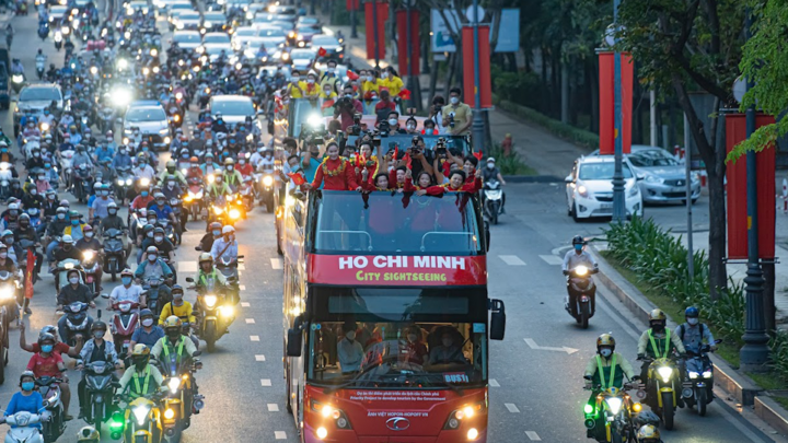 Video: Tuyển bóng đá nữ Việt Nam diễu hành trên xe buýt 2 tầng tại TP.HCM