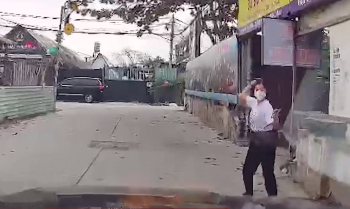 Công an đang xác minh thông tin 'nữ công an ném đá xe Mercedes ở TP.HCM'