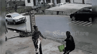 Video: Cháy quần áo khi sưởi ấm, cụ ông băng qua đường nhờ người cứu giúp