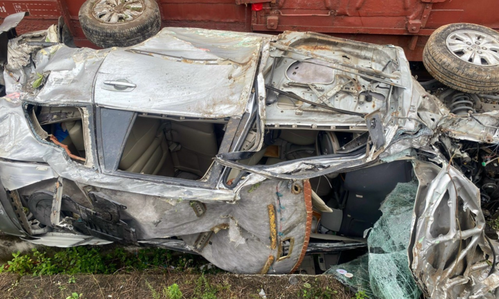 Băng qua đường sắt không quan sát, ô tô bị tàu hỏa tông bẹp dúm