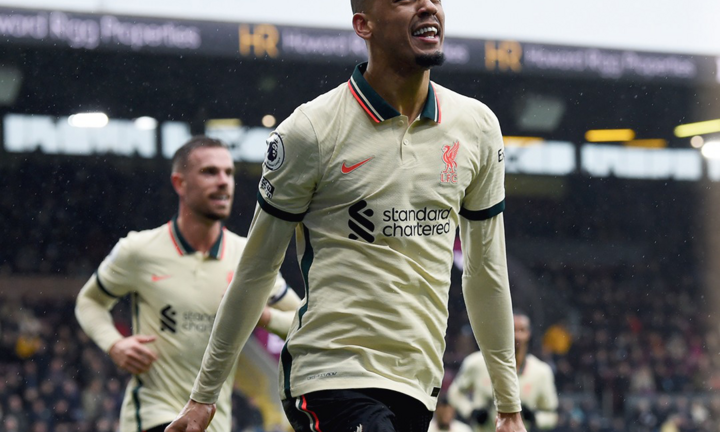 Thắng dễ Burnley, Liverpool bám sát Man City