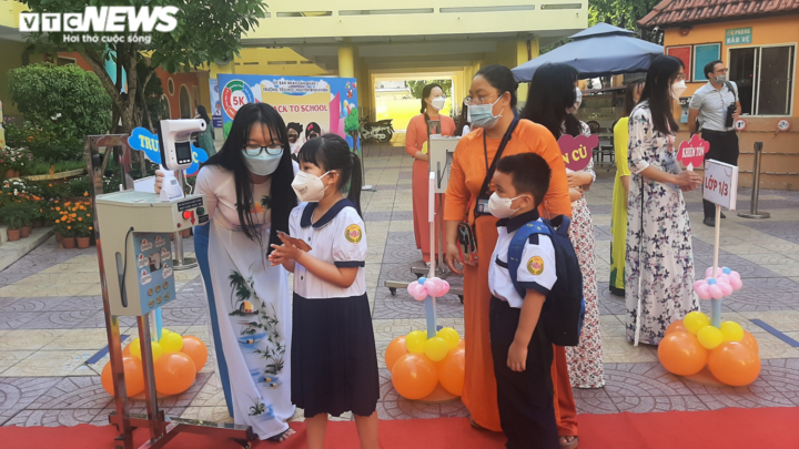 Cuối cùng trẻ cũng được đi học: Phụ huynh TP.HCM hồi hộp, 'mừng rơi nước mắt'