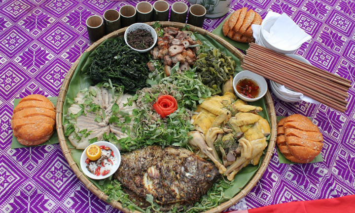 Thèm 'chảy nước miếng' mâm cơm truyền thống người Dao: Gà đồi, cá nướng đều ngon