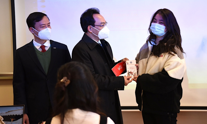 Sinh viên hào hứng trở lại trường, nhận lì xì từ thầy cô đầu năm mới