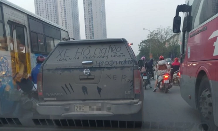 Những chiếc xe phủ bụi được đính thông điệp từ sâu sắc đến cười cạn nước mắt