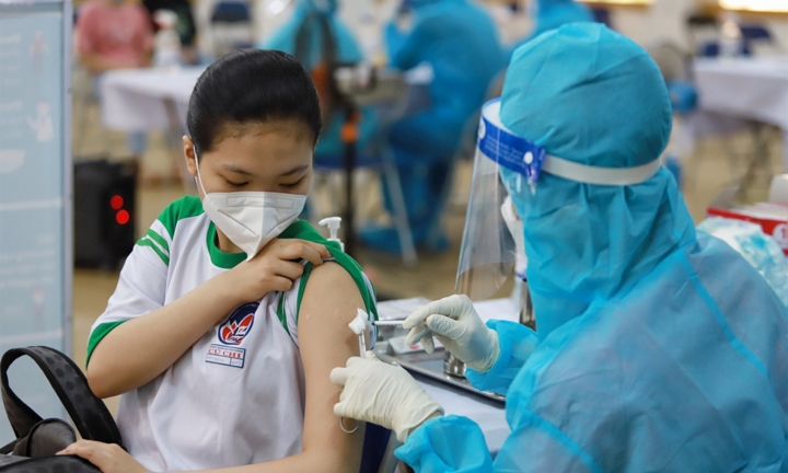 Bộ Y tế hối thúc 9 tỉnh, thành tăng tốc tiêm vaccine COVID-19 cho trẻ 12-17 tuổi