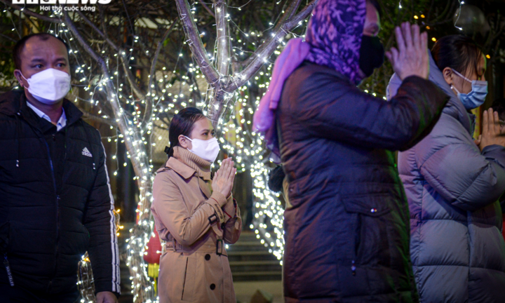 Hà Nội: Tối muộn, người dân vẫn đổ về chùa Phúc Khánh dự lễ cầu an