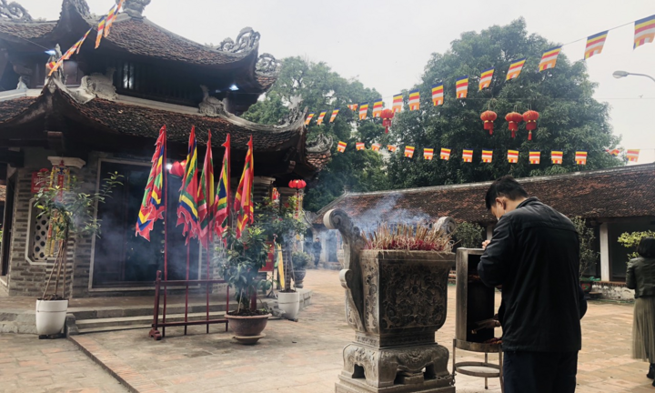 Đền chùa Hà Nội vắng vẻ, không còn cảnh người dân chen chân làm lễ ngày Rằm