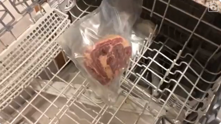 Dân mạng tranh cãi chuyện anh Tây làm bít tết bằng máy rửa bát