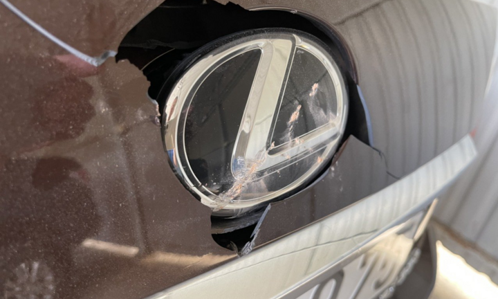 Nam thanh niên ném gạch vào xe Lexus của thượng tá công an vì đèn sáng chói mắt