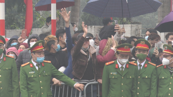 Video: Phòng dịch COVID-19, người thân đứng từ xa tiễn tân binh nhập ngũ