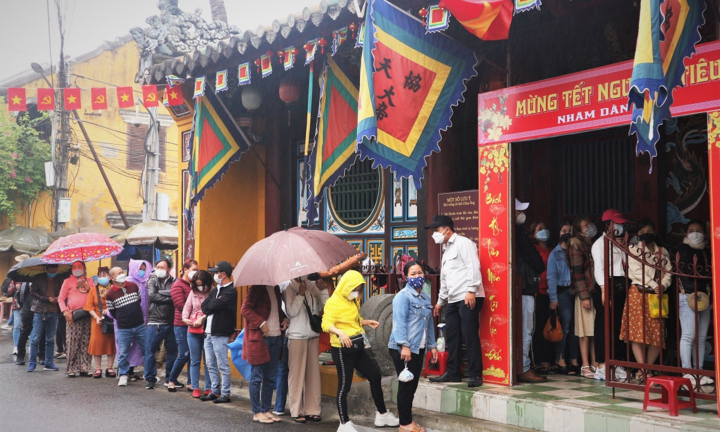Ảnh: Người dân đội mưa xếp hàng chờ vía chùa Ông ở phố cổ Hội An