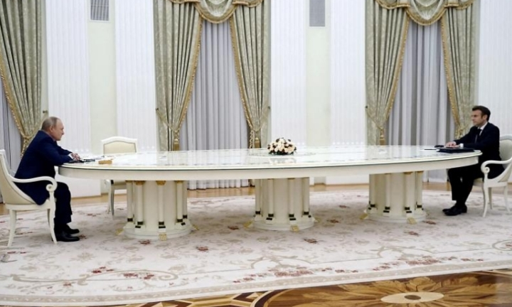 Tranh cãi nguồn gốc chiếc bàn 'siêu dài' Tổng thống Putin dùng tiếp khách
