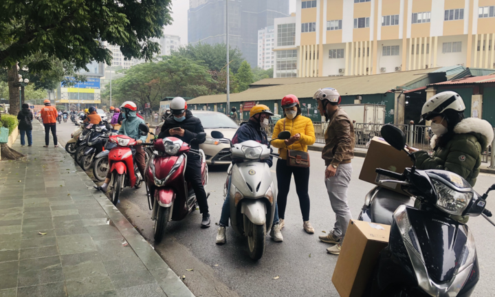 Chợ thuốc Hapulico đòi 'giấy thông hành', dân xếp hàng chờ mua kit test COVID-19