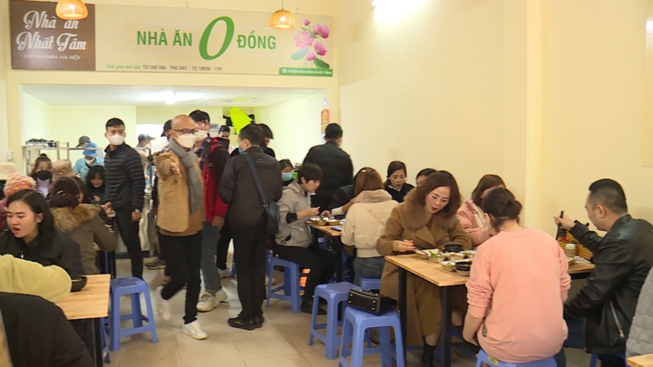 Video: Quán chay phục vụ miễn phí ở Hà Nội