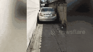 Video: Nữ tài xế lái ô tô điêu luyện qua hẻm nhỏ rộng gần 2m