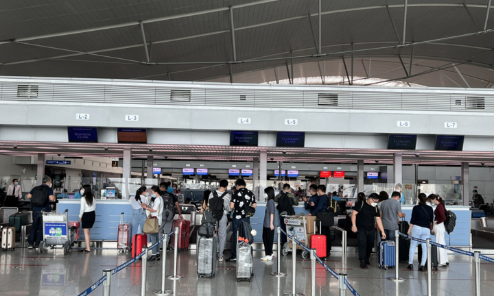 Ảnh: Sau 3 ngày mở lại toàn bộ đường bay, ga quốc tế Tân Sơn Nhất vắng khách