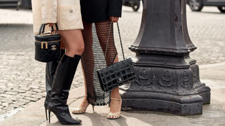 Vì sao túi xách hàng hiệu Chanel, Louis Vuitton liên tục tăng giá?