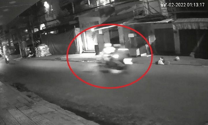 TP.HCM: 2 cô gái bị 6 thanh niên chặn đường, cướp xe lúc 1h sáng