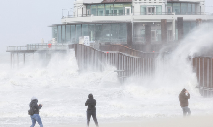 Bão Eunice đổ bộ châu Âu, ít nhất 9 người chết