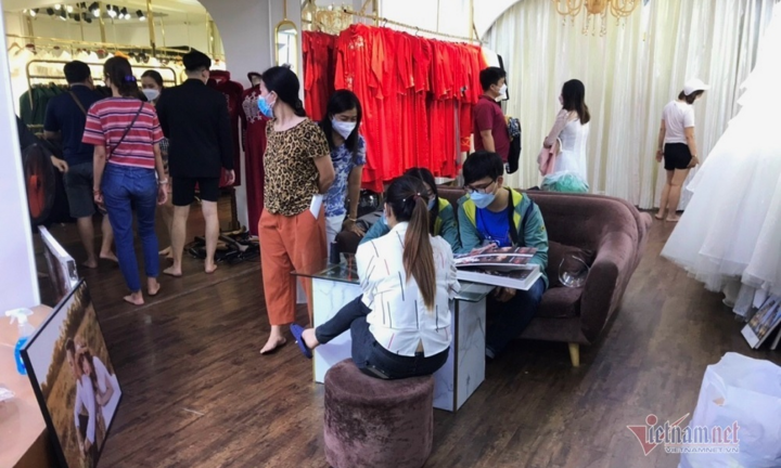 Dâu rể kéo nhau tổ chức cưới, studio phải từ chối vì quá đông 