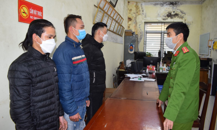 Bắt nhóm người ném dầu luyn, mắm tôm khủng bố con nợ