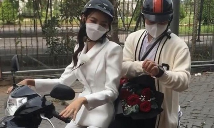 Hoa hậu Thùy Tiên dùng xe máy chở trợ lý đi dự sự kiện