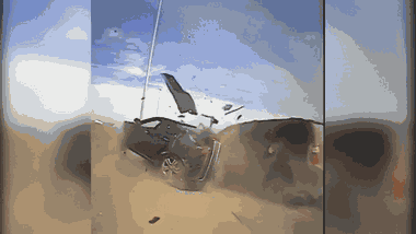 Video: Ô tô bị tông văng trên cao tốc khi dừng xe chờ cảnh sát kiểm tra