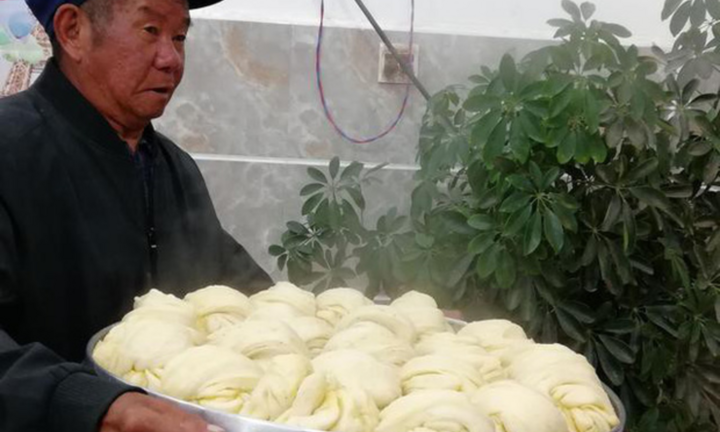 Quầy bánh 0 đồng mở bán suốt 3 năm, lộ bí mật xót xa khi chủ quán qua đời