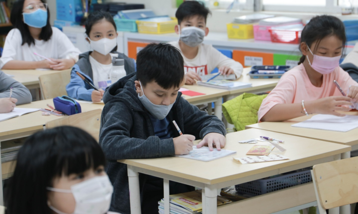 Hà Nội: F0 tăng cao, tỷ lệ học sinh đến trường giảm